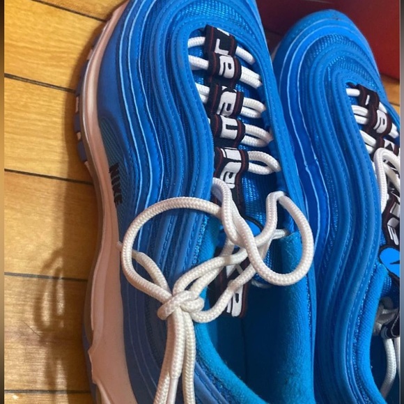 I’m selling these shoes because I no longer fit a size 5 main image 5